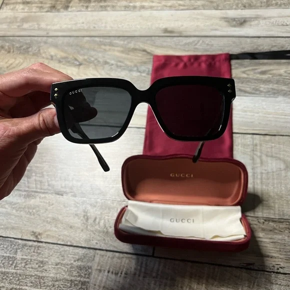 Gucci Sunglasses & Burgundy Suede Case w/Silk Dust Bag display picture 3